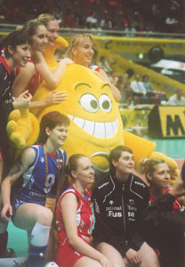 今月の表紙：2006世界バレー・優勝を喜ぶロシア女子チーム