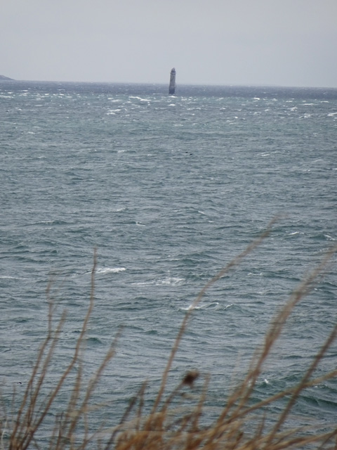 納沙布岬から貝殻島灯台を望む