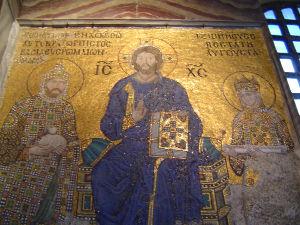 キリストとビザンチン皇帝コンスタンチン九世モノマフ（左）その皇后（右）のモザイク画