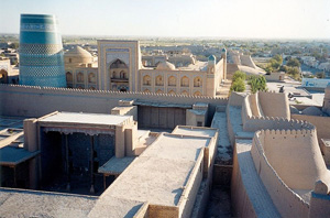 ヒヴァの旧市街の城壁（ヒヴァ汗国の首都であったヒヴァは、現ウズベキスタン、ホラズム州の一都市）