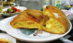 今月の表紙：ハチャプリ（チーズ入りパン）　グルジア料理教室にて