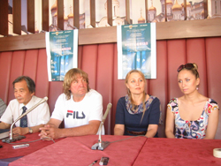 左から演出家アレクセイ・ペセゴフ、美術スベトラーナ・ペセゴワ、女優オリガ・スメホワの各氏