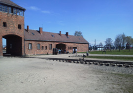 ユダヤ人やポーランド人市民、ロシア人捕虜などが焼却のため貨車で運び込まれた収容所の入り口