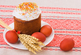 復活祭に欠かせない菓子パン「クリーチ」と、赤く彩色したイースターエッグ