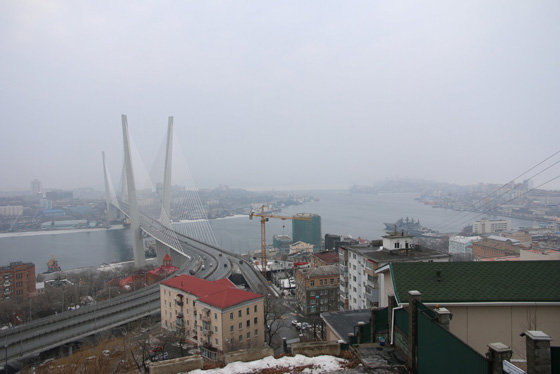ロシア・ウラジオストク　展望台から望む金角湾とザラトイ橋