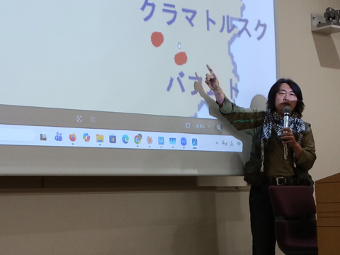 講演する志葉氏